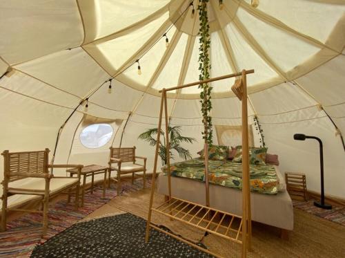 StenkyrkaGalleriet BnB的帐篷内的一个床位房间