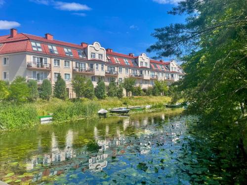 厄尔科Nowoczesny Apartament z widokiem na rzekę i jezioro的享有大楼前的河景