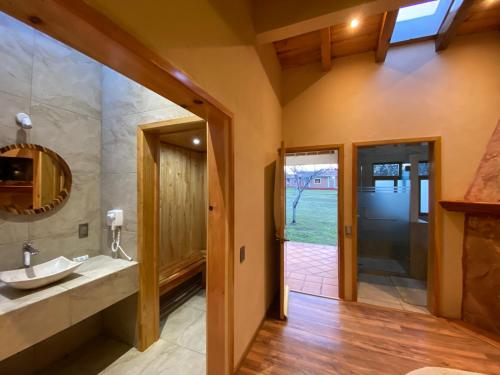 萨卡特兰Cabañas Rancho El Mayab的一间带水槽和镜子的浴室