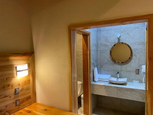 萨卡特兰Cabañas Rancho El Mayab的一间带水槽和镜子的浴室