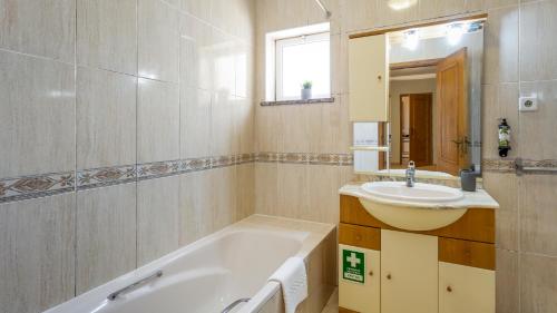西尔韦斯Villas Boas House Silves的带浴缸、水槽和镜子的浴室
