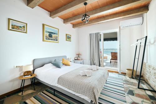 乌马格San Marco Luxury Rooms Umag的一间卧室设有一张床,享有海景
