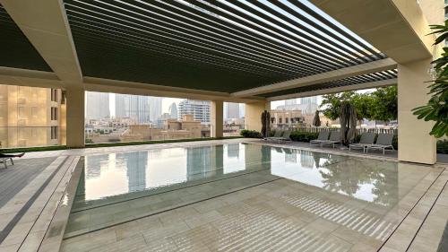 迪拜SmartStay at Burj Royale - Full Burj Khalifa View - Brand New Luxury Apartments的建筑物屋顶上的游泳池
