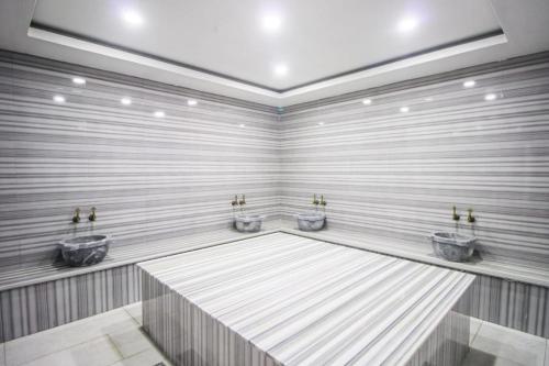 阿拉尼亚ABR 5 Residence的一间在房间内配有三个盥洗盆的浴室