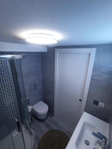 room private bathroom in shared apartment 50m from Gibraltar的一间浴室