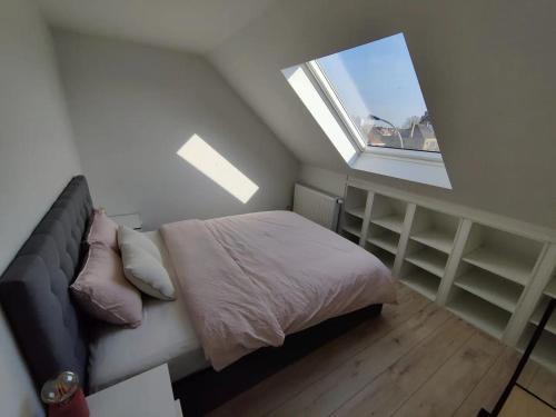 布鲁日Bel-etage Bruges Homestay - Free parking - Entire floor的一间小卧室,配有床和窗户