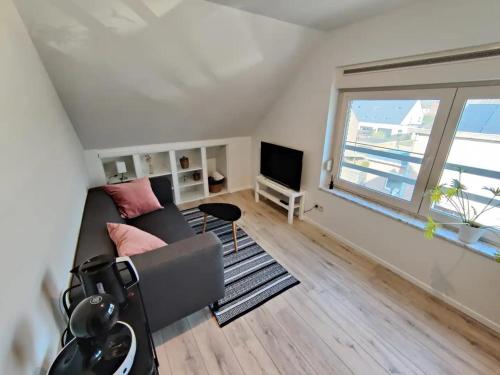 布鲁日Bel-etage Bruges Homestay - Free parking - Entire floor的带沙发和电视的客厅