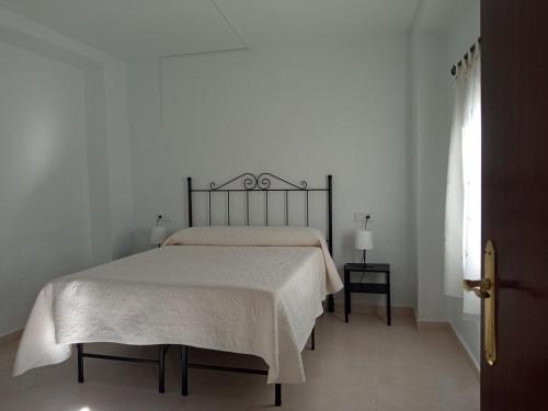 ZagrillaCaZagrilla的一间卧室配有一张带白色毯子的大床
