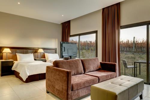 图蓬加托火山Auberge Du Vin, a Tribute Portfolio Hotel的酒店客房,配有床和沙发
