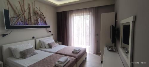 斯达林olivegrove的酒店客房设有两张床和窗户。