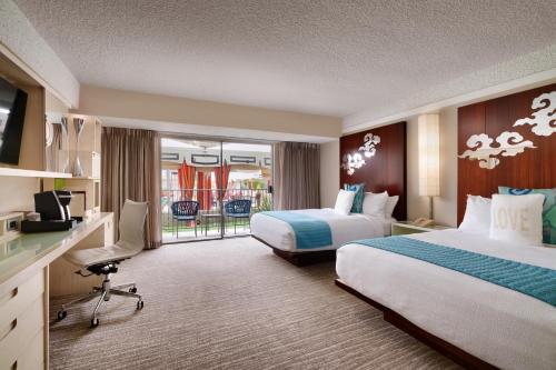 尔湾奥兰治县中庭酒店的酒店客房设有两张床和一个阳台。