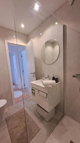 波瓦-迪瓦尔津SUNSET APTO的浴室配有盥洗盆和带镜子的淋浴