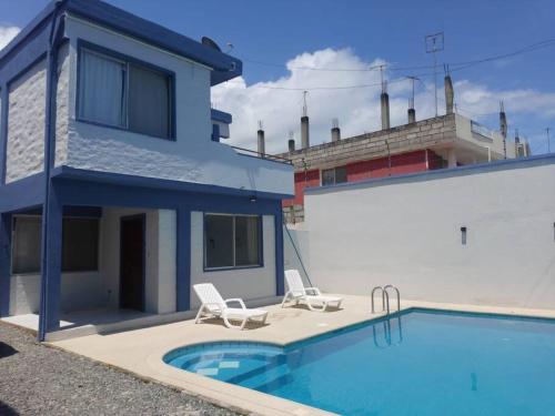 通苏帕Amplia casa en Tonsupa con piscina privada y WIFI的一座房子,旁边设有游泳池