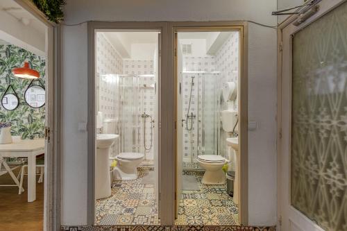 波尔图波尔图旅行与生活旅舍的一间带两个卫生间和淋浴的浴室