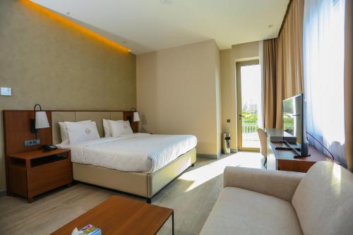 巴库Citymax Hotel Baku的酒店客房,配有床和沙发