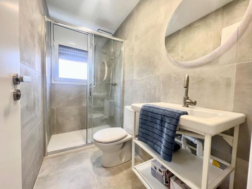 埃勒凡达尔GOLDEN COAST CALAFELL 2的浴室配有卫生间、盥洗盆和淋浴。