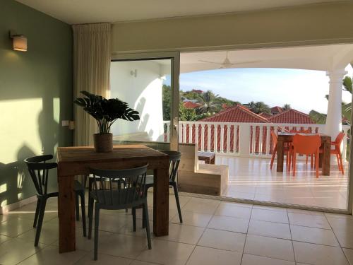 Blue Bay# Blue Bay Beach - Ocean View Apartments #的一间带桌椅的用餐室和一个庭院