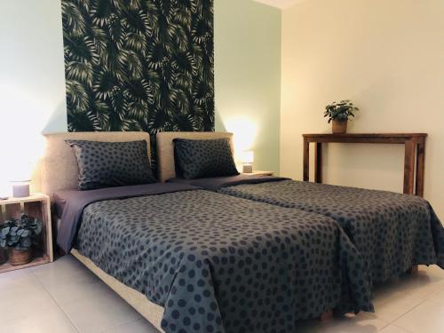 Blue Bay# Blue Bay Beach - Ocean View Apartments #的一间卧室配有一张带大床头板的床