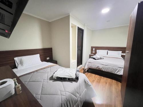 查查波亚斯Ayña Hotel的酒店客房设有两张床和电视。
