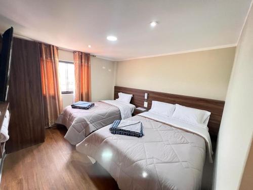 查查波亚斯Ayña Hotel的配有两张床的酒店客房中的两张床