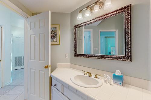 德斯坦Waterfront Haven Retreat的一间带水槽和镜子的浴室