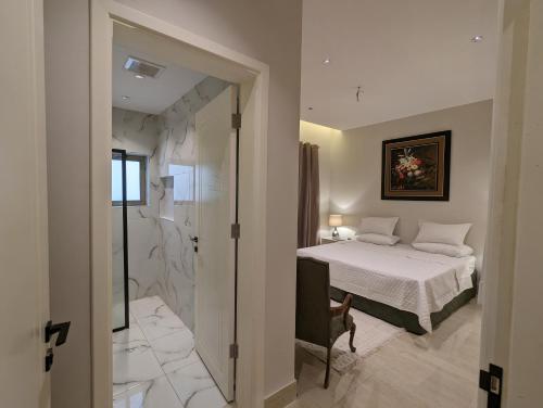 麦地那Ain Arees的一间卧室设有一张床和一个步入式淋浴间。