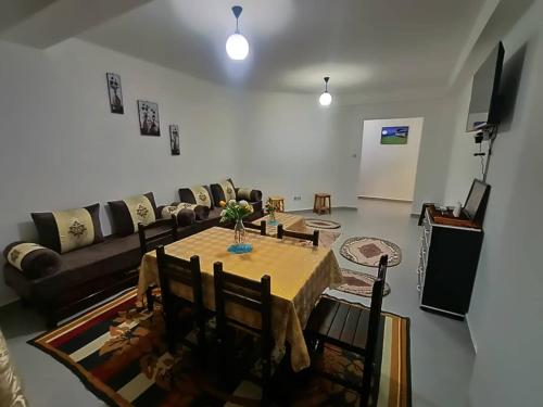 贝贾亚BEJAIA Location Appartement ou Voiture的客厅配有桌子和沙发