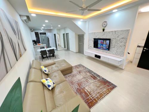 边佳兰RAPID Pelali Pengerang Homestay的带沙发和电视的客厅