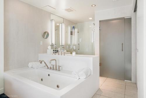 劳德代尔堡Luxury High Floor Corner 1BR Unit at W Resort Fort Lauderdale-Well stocked的白色的浴室设有浴缸和水槽。