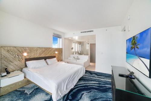 劳德代尔堡Luxury High Floor Corner 1BR Unit at W Resort Fort Lauderdale-Well stocked的一间卧室配有一张床和一台平面电视