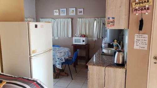 Juana Koslay Departamentos las chacras的厨房配有白色冰箱和桌子
