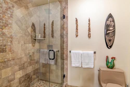 卡哈纳Sands of Kahana 355的一间带卫生间和玻璃淋浴间的浴室