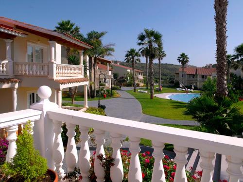 苏昂博HG Jardín de Menorca的房屋前的白色围栏,带游泳池