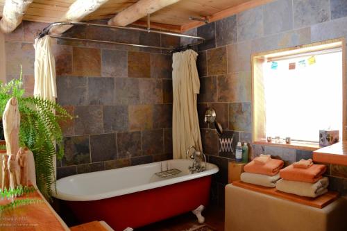 陶斯Casa Gallina - An Artisan Inn的带浴缸的浴室和窗户。