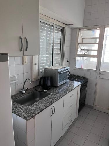 科连特斯Dpto Costanera的厨房配有水槽和微波炉