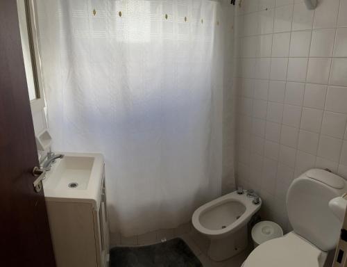 科连特斯Dpto Costanera的一间带卫生间和坐浴盆的小浴室
