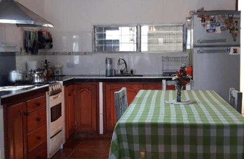 El CarmenLa Nona的厨房配有一张带绿色和白色桌布的桌子。