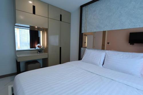 甲米镇A401-Silk Condo Aonang, Sea view - 5 mins to beach的卧室设有一张白色大床和一扇窗户。