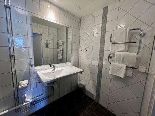 卡尔斯克鲁纳Hotell Siesta的白色的浴室设有水槽和镜子