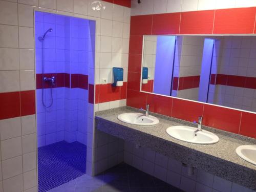 穆希亚@穆希亚旅舍的浴室设有3个水槽和3面镜子