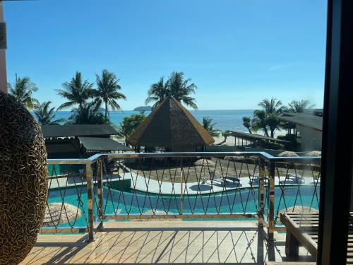 象岛Kai Bae Beach Resort Koh Chang的从度假村的阳台上可欣赏到游泳池的景色