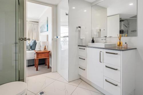 黄金海岸库伦加塔海滩曼特拉酒店的白色的浴室设有卫生间和水槽。