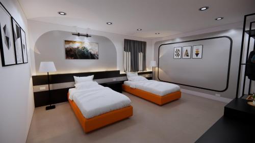 瓜埠TC Garden Resort的一间卧室配有两张床和两盏灯。