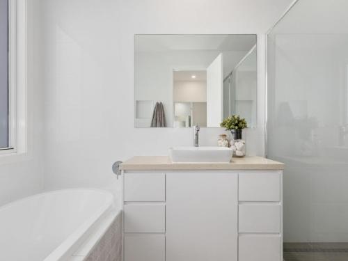 金斯克里福Sunrise Mansion with Pool的白色的浴室设有水槽和镜子