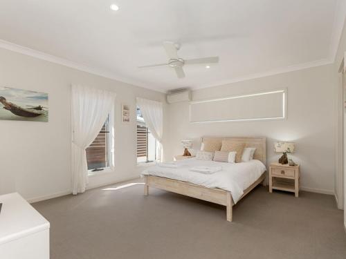 金斯克里福Salty Pause at Bondi House - Pet Friendly!的白色的卧室设有床和窗户