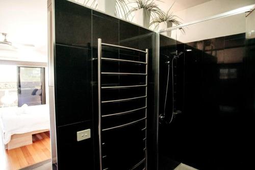 贝纳拉Loft On Bridge的浴室设有黑色墙壁和淋浴。