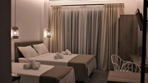 克拉默特Nautico Rooms的酒店客房,配有两张带毛巾的床