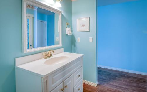 新港Ocean's Edge - Anchor Pier Lodge的一间带水槽和镜子的浴室