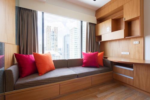 曼谷M Estate 2BR Private Residence, 300m to BTS Chit Lom的窗户客房内的长凳和枕头