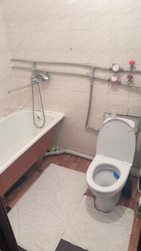 塔拉兹Квартира однокомнатная的一间带卫生间和浴缸的浴室